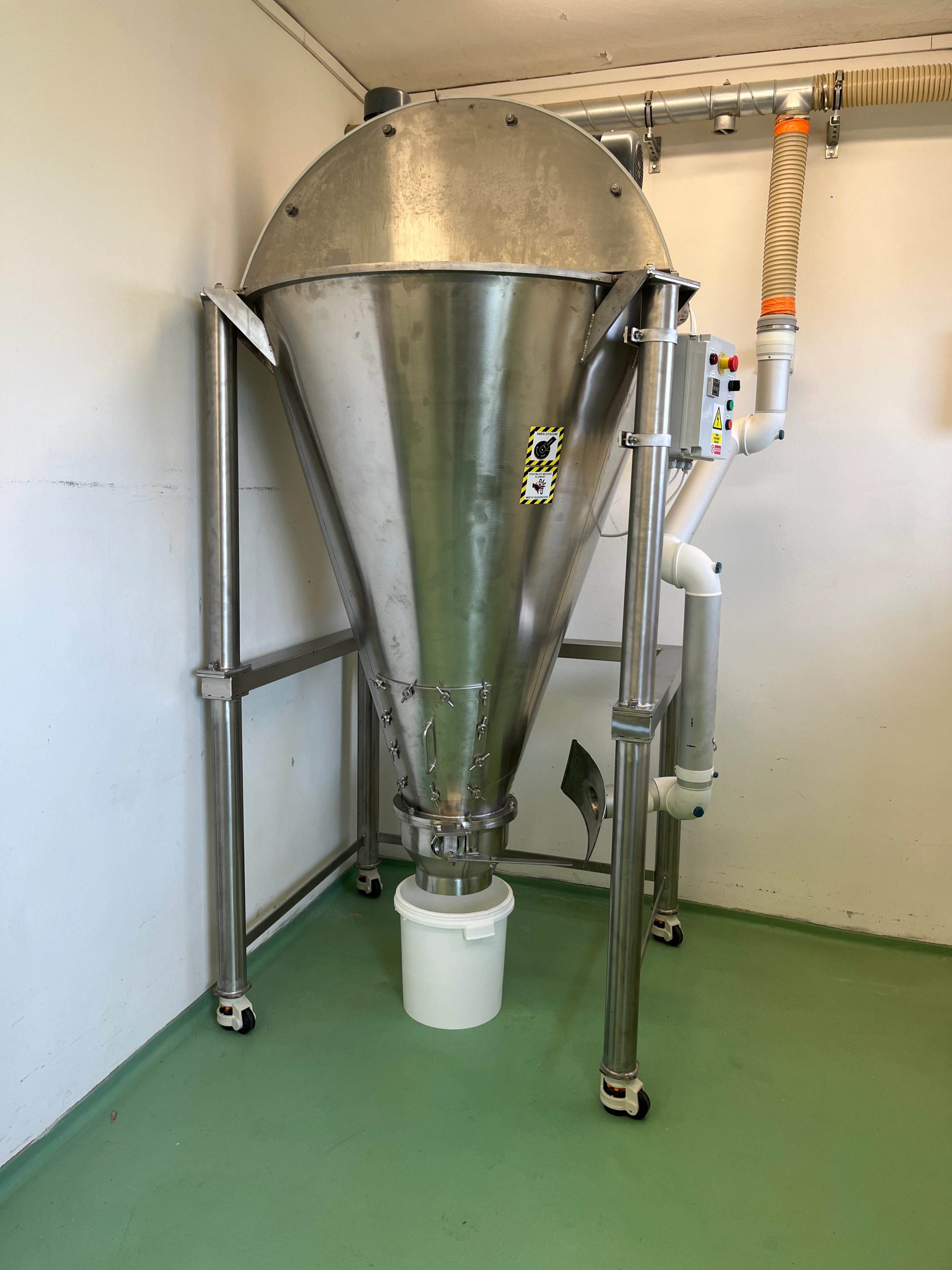 Vertikální míchací zařízení 200 litrů mobilní